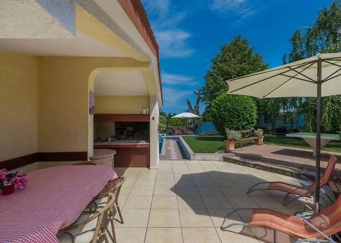 Gostinjska kuća Anitavilla Porec With Pool Vrvari