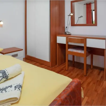 Guest house Anita With Common Pool Vrvari